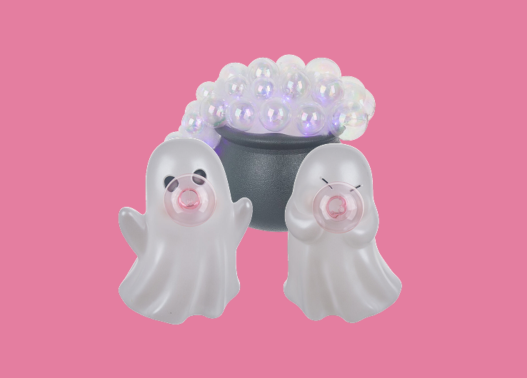 Halloween ghost décor with ghost figures and cauldron bubble decoration